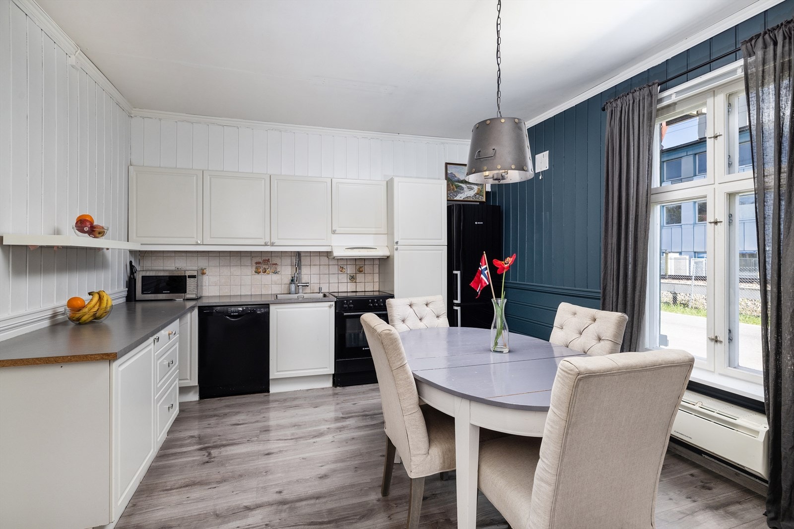 Det er avsatt plass til hvitevarer og over benkeplaten er det montert fliser, for enkel rengjøring. Galleribilde