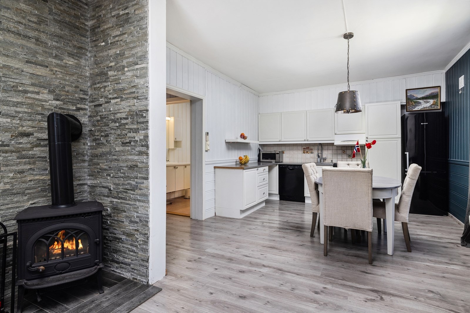 Leiligheten varmes opp med både strøm og ved, og har vedovn og varmepumpe i stuen. Galleribilde