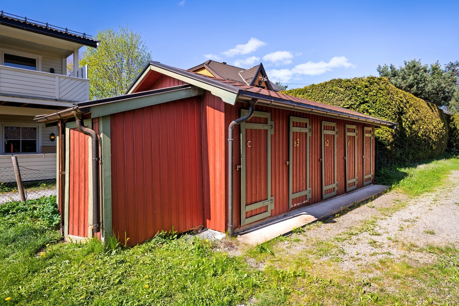 I tillegg disponeres en utvendig bod på ca. 4 m² - perfekt for ekstra oppbevaring. Galleribilde