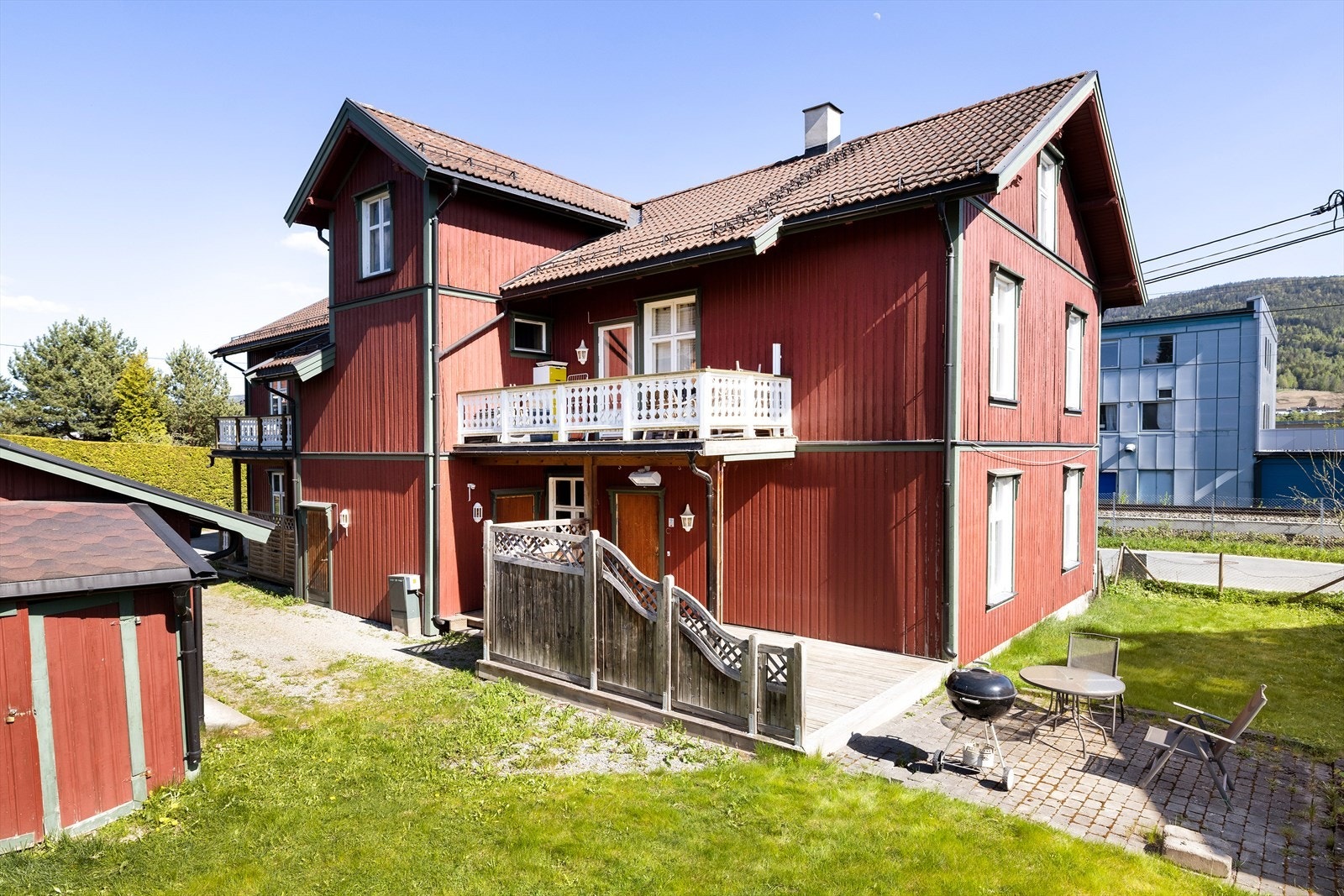 Her bor du sentralt, med kort vei til det meste av servicetilbud, som dagligvarebutikker, apotek, kafé, sports- og klesbutikker, frisør og interiørforretninger - alt innen gangavstand. Galleribilde