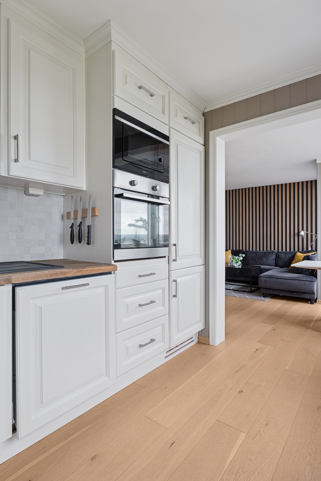 God planløsning med åpen stue/kjøkkenløsning, to soverom, bad og separat toalettrom. Galleribilde