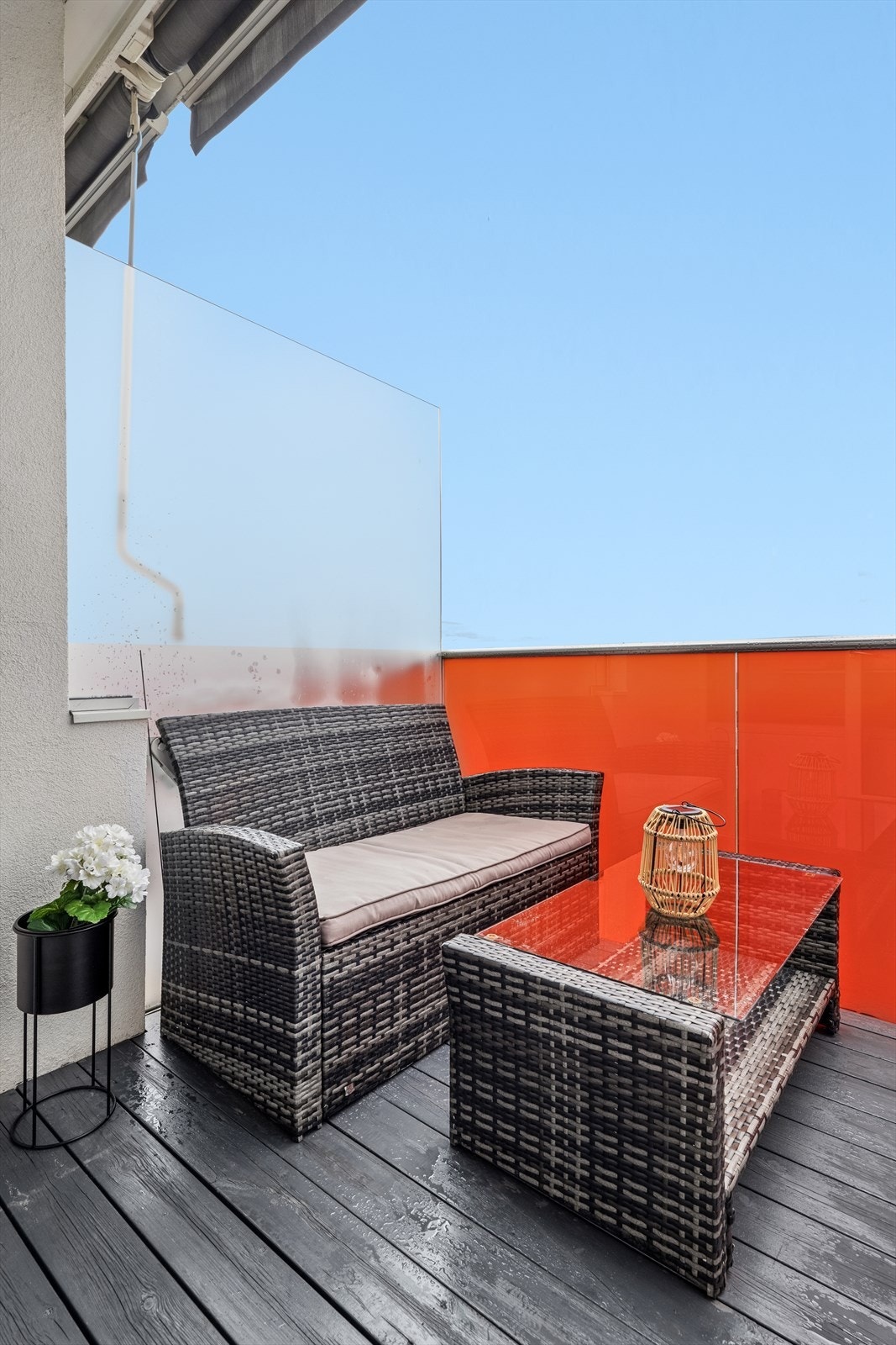 Fra stuen er det utgang til en sørøstvendt balkong med gode solforhold og utsikt mot Mjøsa. Galleribilde