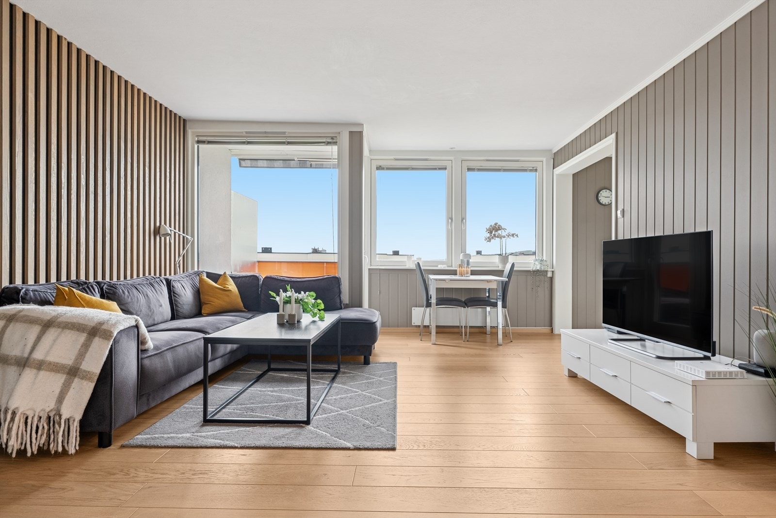 Leiligheten har en gjennomført og moderne stil med lyse overflater og smarte løsninger. Galleribilde