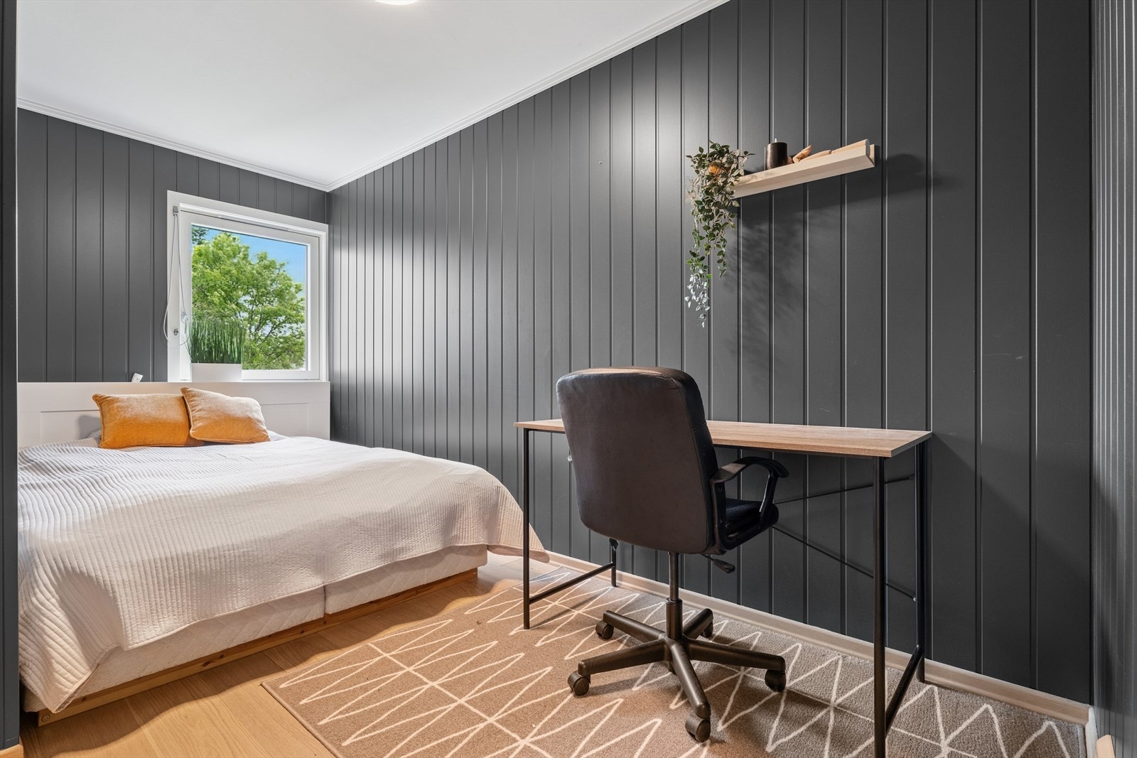 To romslige soverom malt i moderne fargetoner. Galleribilde