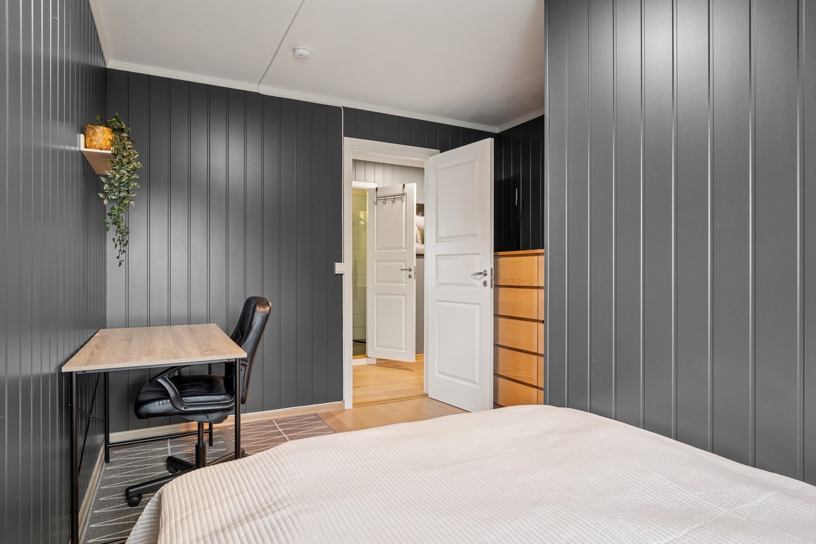 Soverommet er av god størrelse med plass til seng, kontorpult og oppbevaringsmuligheter. Galleribilde