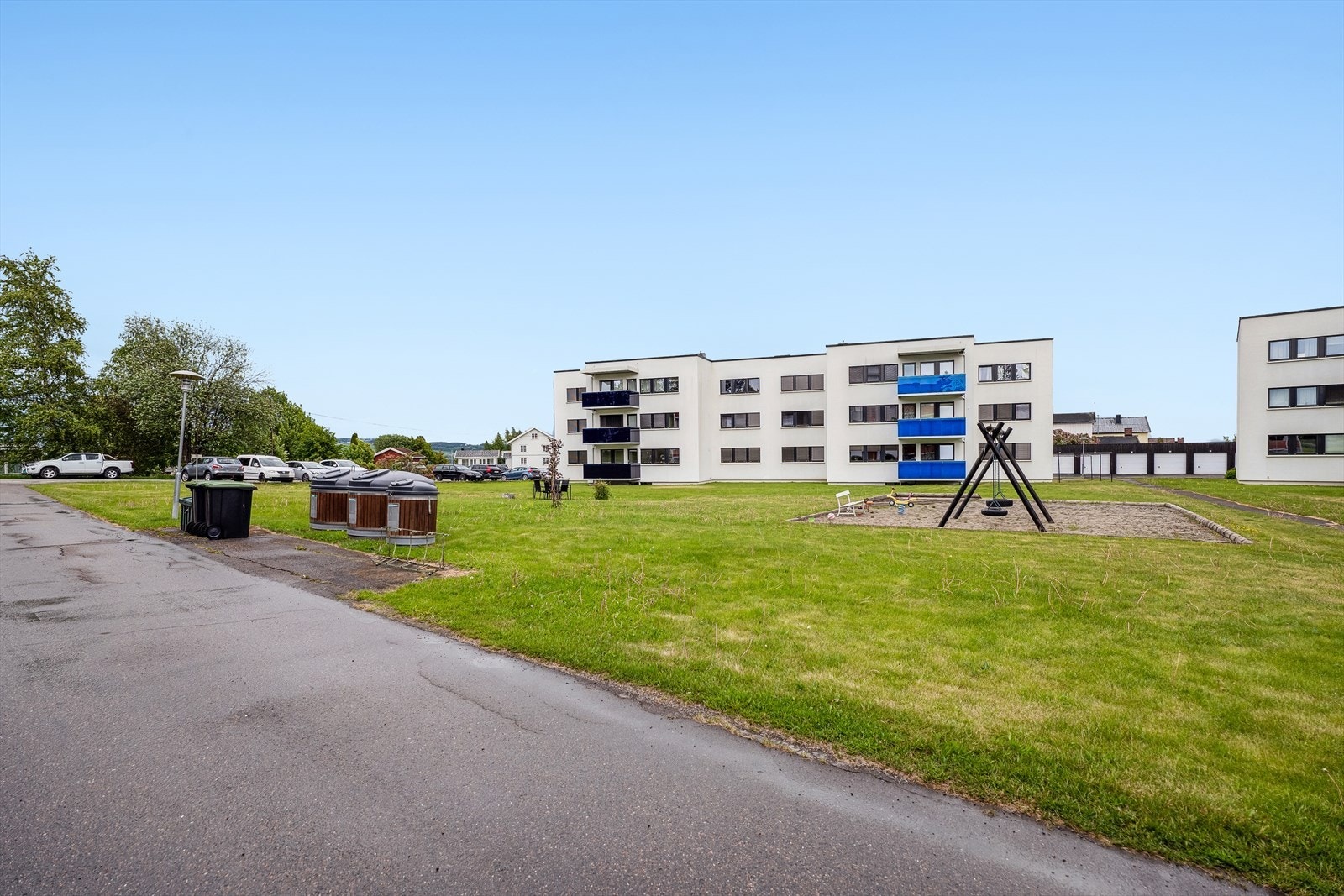 Felles tomt med asfalterte internveger/parkeringsplasser og
felles grøntarealer. Galleribilde