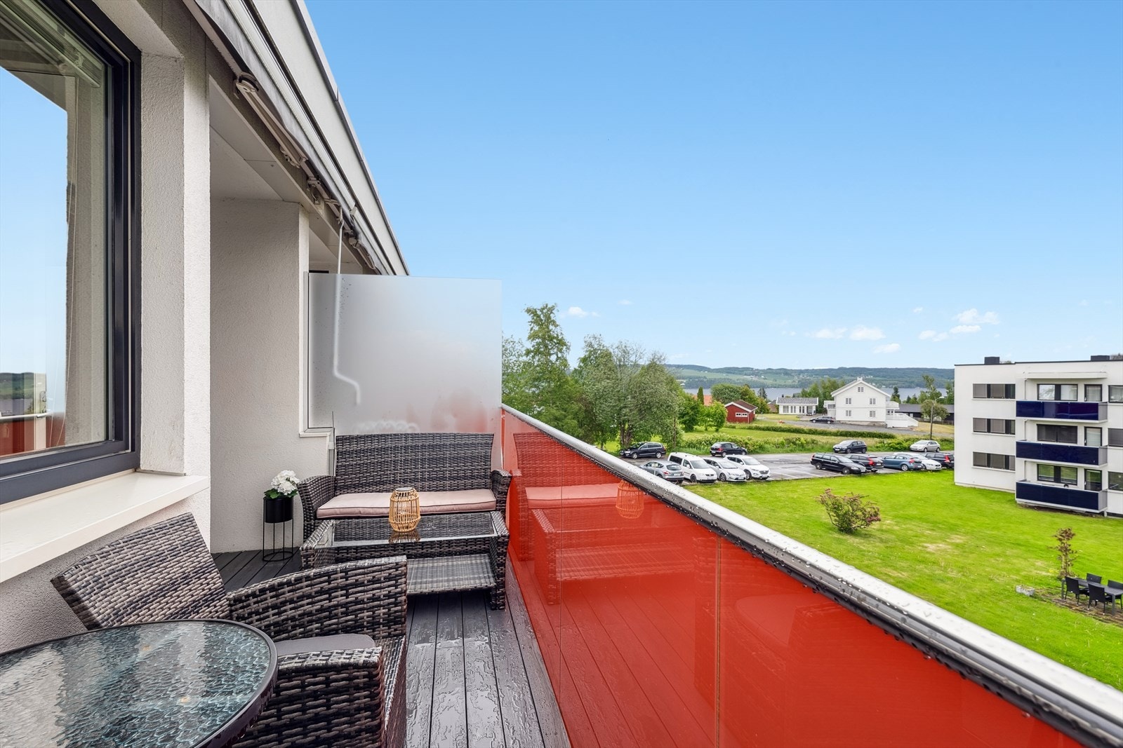 Fra stuen har du utgang til en solrik balkong på ca. 8,5 m² med utsyn mot grønne omgivelser. Galleribilde