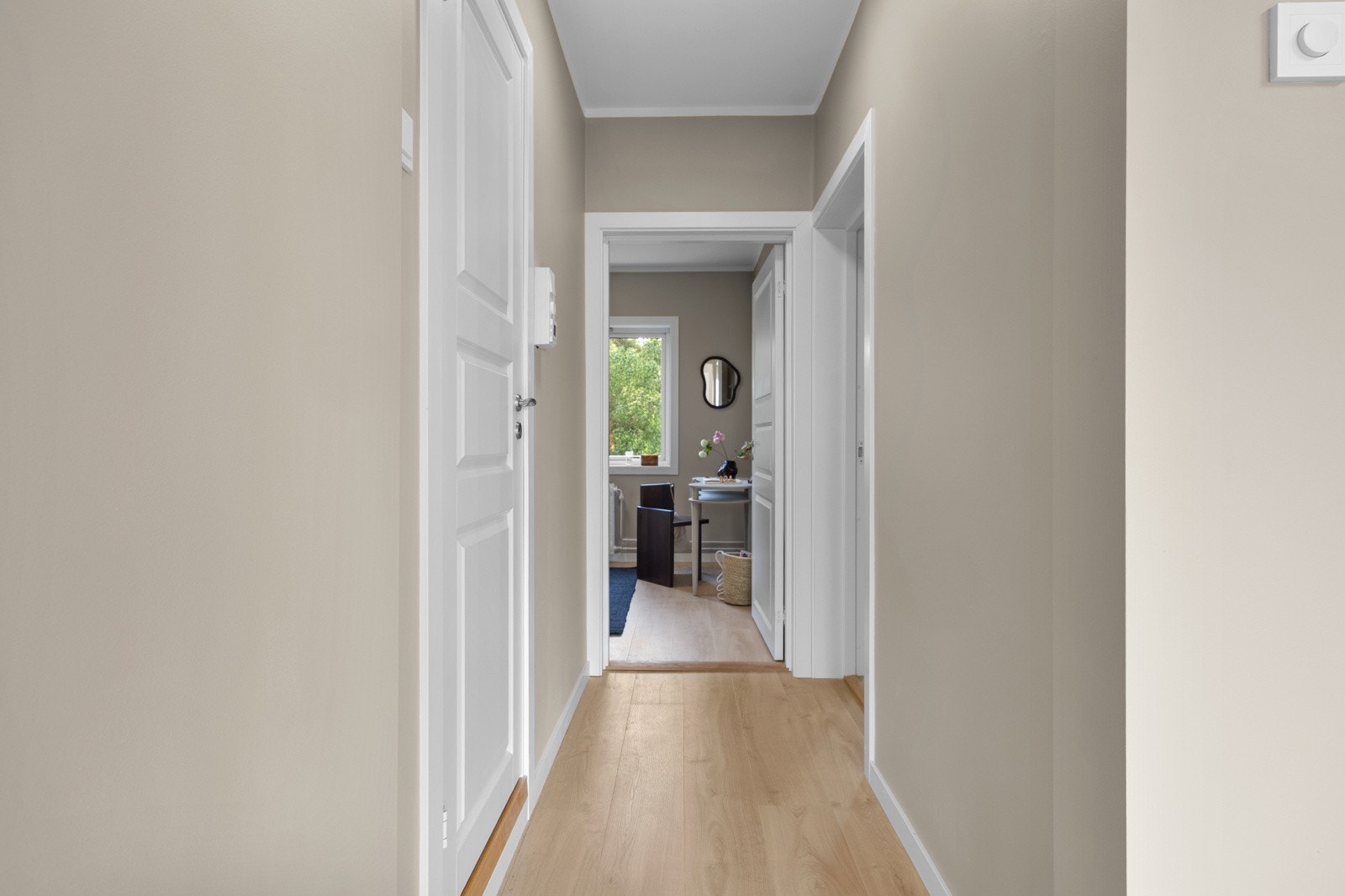 Praktisk gang som binder sammen soverommene, bad og stuen Galleribilde