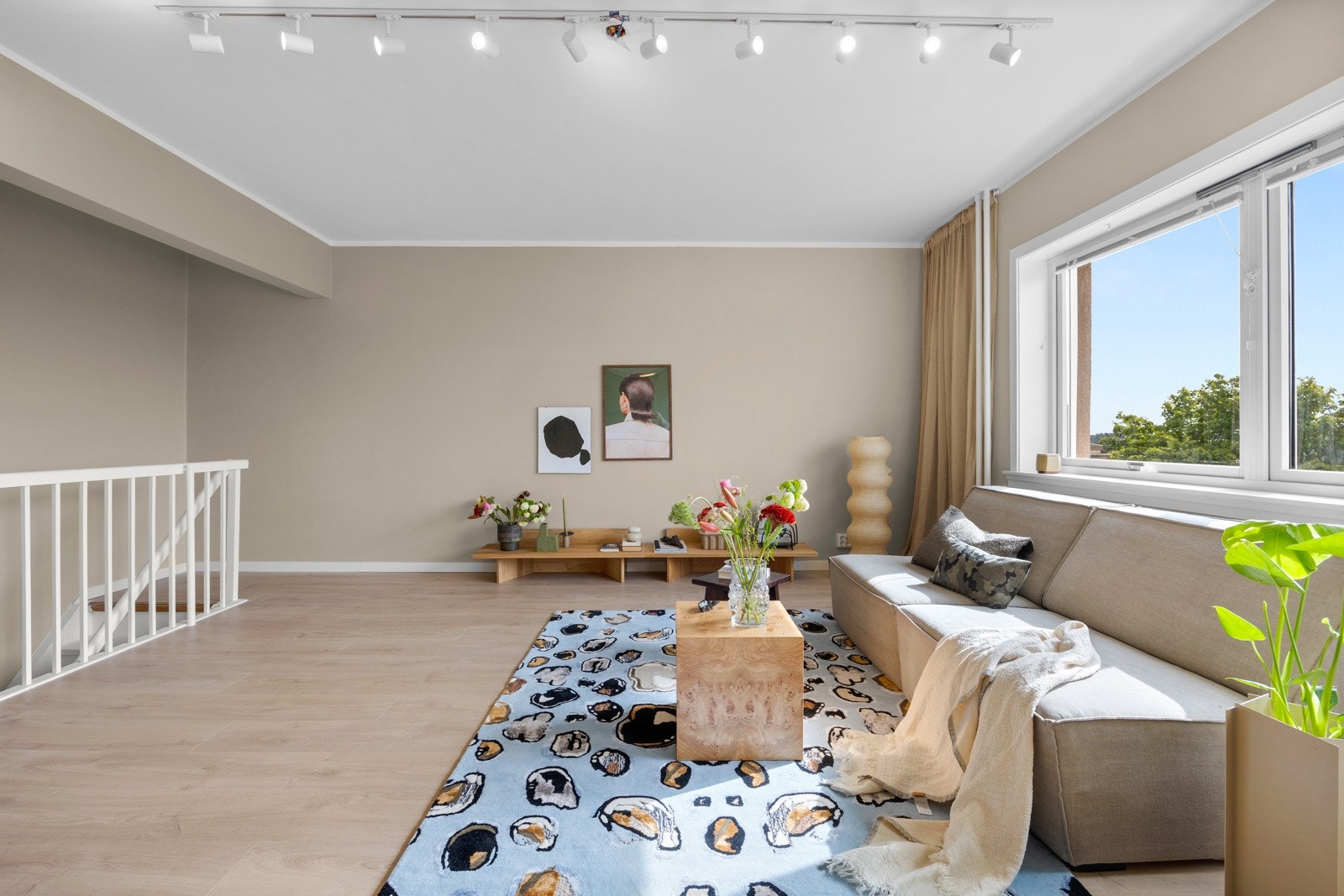 Stor og romslig stue med gode møbleringsmuligheter Galleribilde