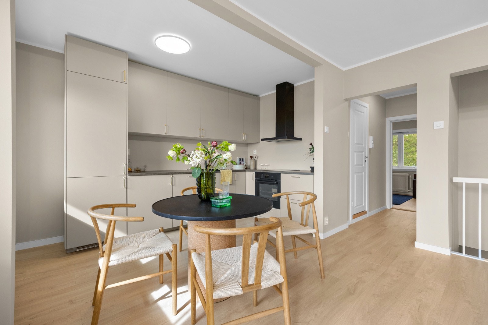 Kjøkkenet er fra Ikea og innehar god skap og benkeplass Galleribilde