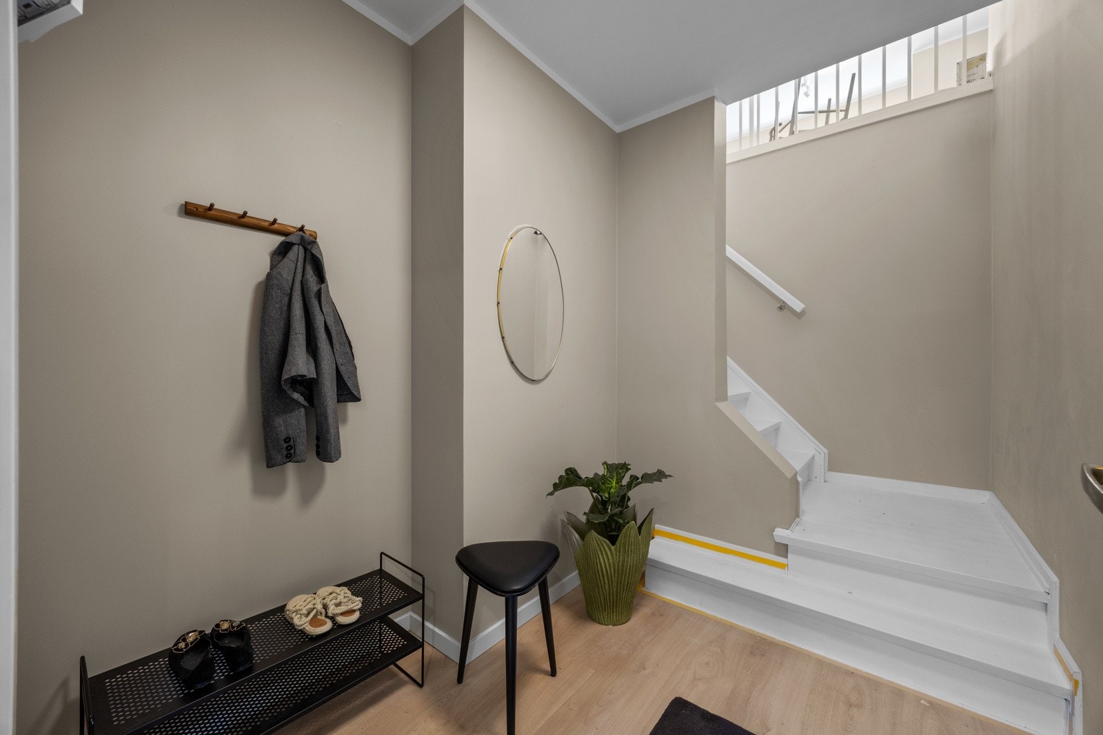 Entreen har god plass til garderobeløsning og skoskap Galleribilde