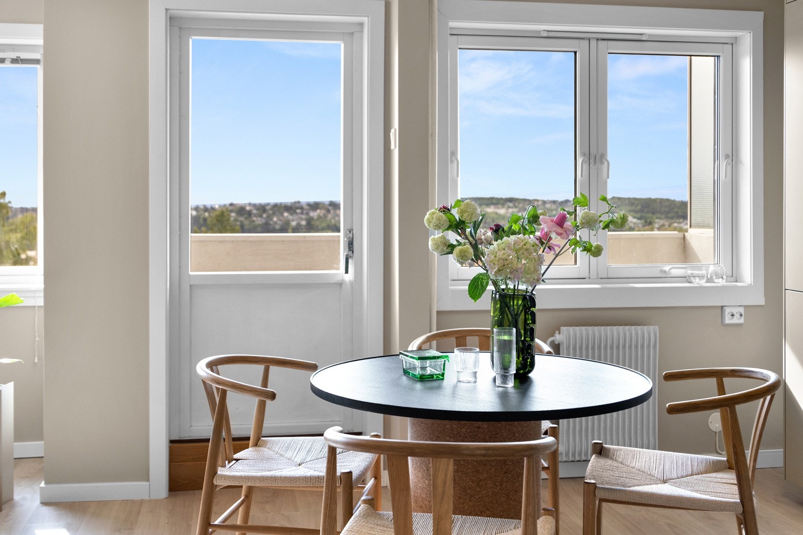 Fra åpen stue og kjøkkenløsning har du utgang til solrik balkong Galleribilde