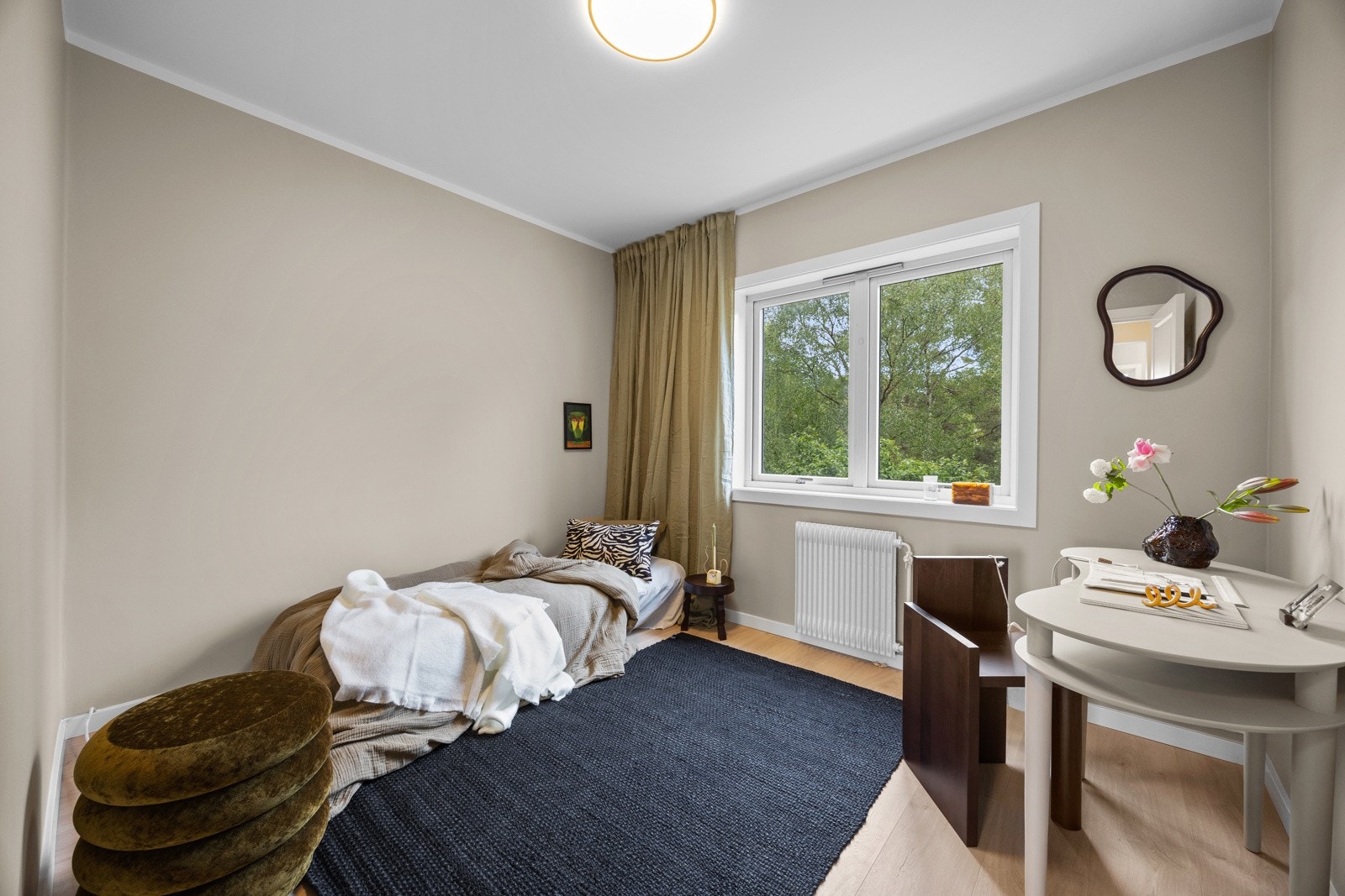 Begge rommene er av god størrelse og innehar god plass til dobbeltseng, og garderlønsning. Rommet kan innredes etter smak, behag og behov. Galleribilde