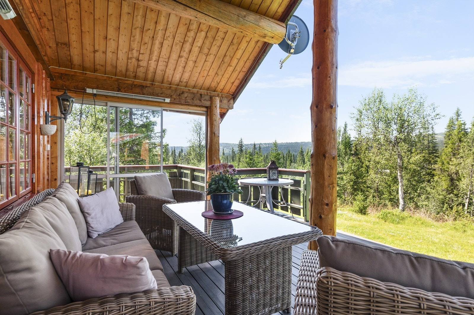 Uteplassen liger skjermet til med en behagelig utsikt. Galleribilde