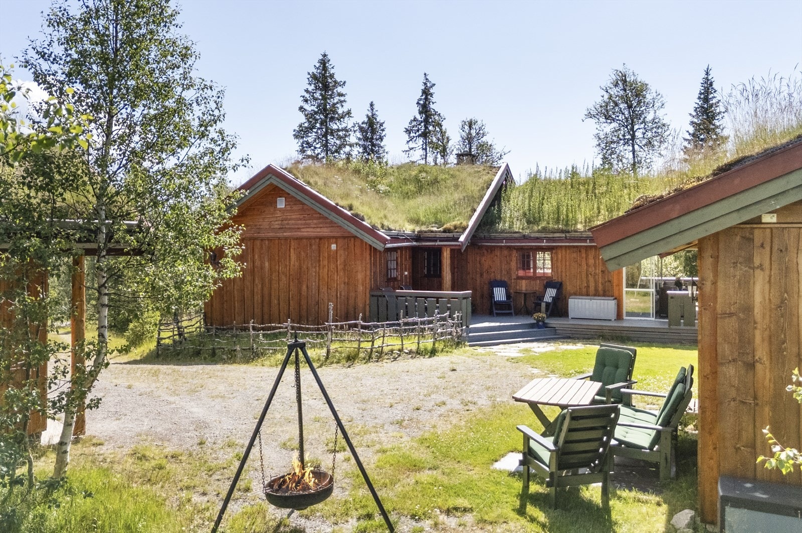 Pent opparbeidet hyttetun. Galleribilde