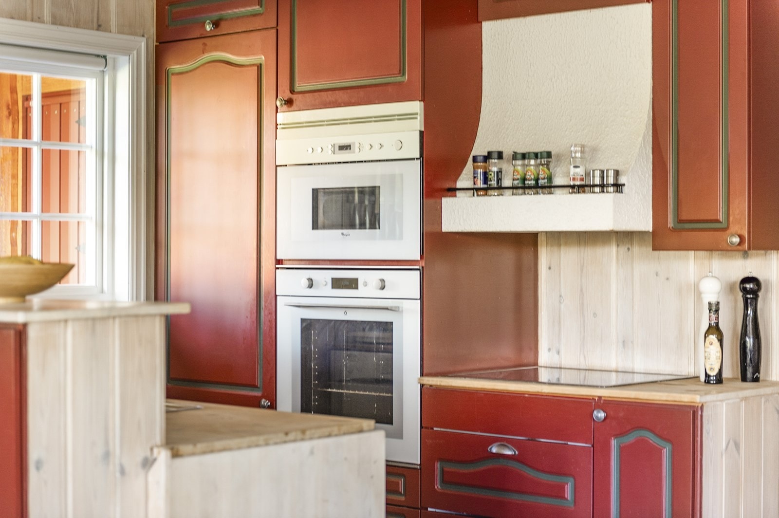 Kjøkken med profilerte fronter. Galleribilde