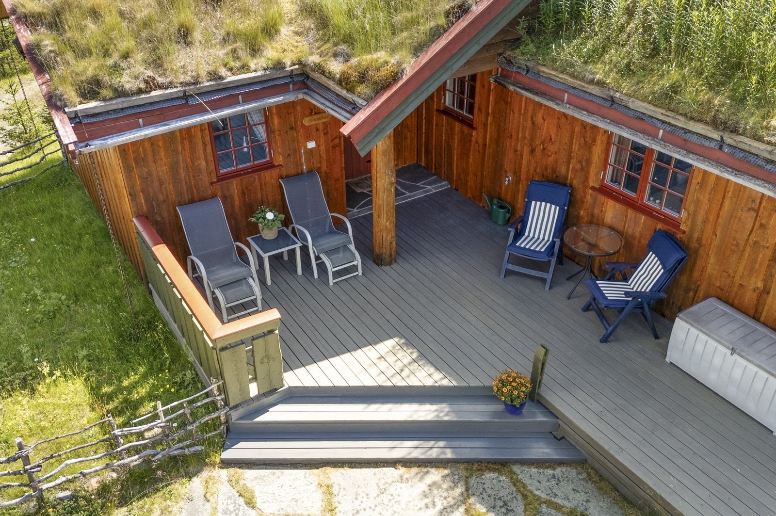 Fine sitteplasser i forbindelse med inngangspartiet. Galleribilde