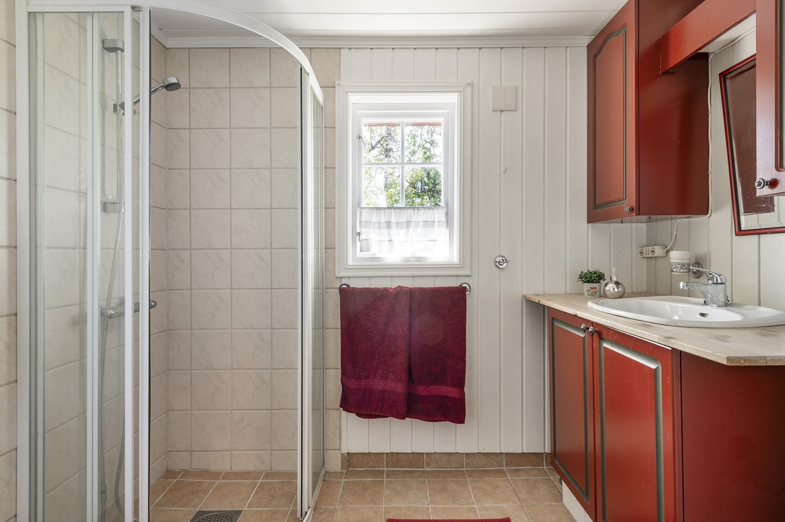 Bad med dusjhjørne. Galleribilde