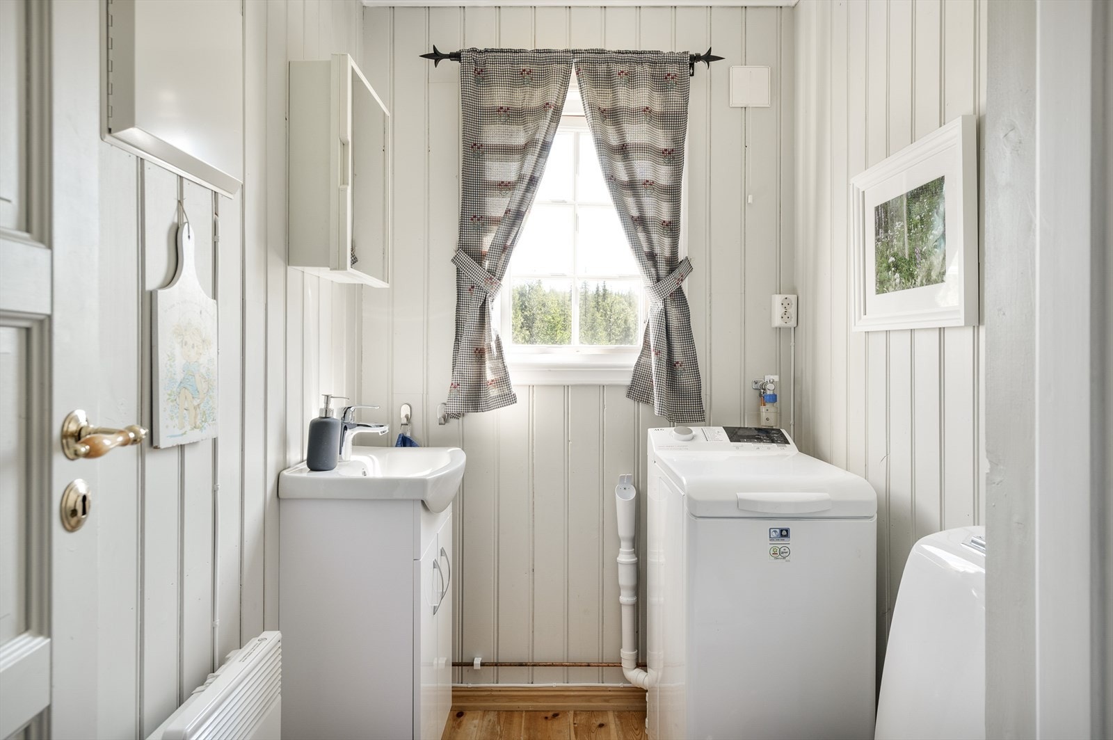 Bad med opplegg for vaskemaskin. Galleribilde