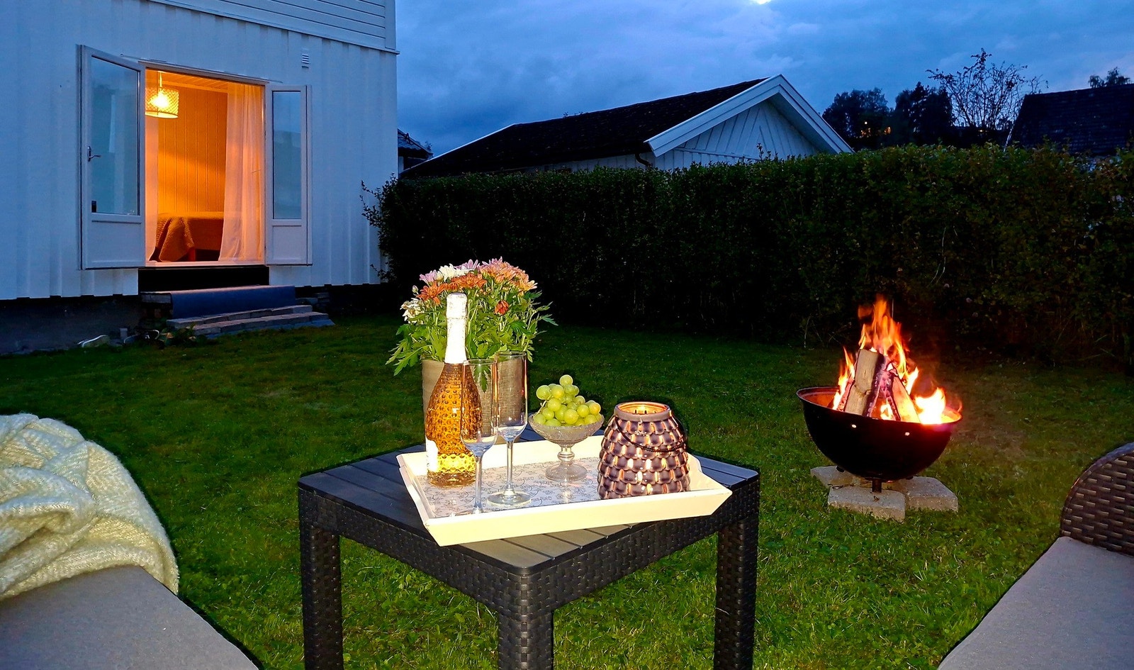 Kvelds bilde av hagen Galleribilde