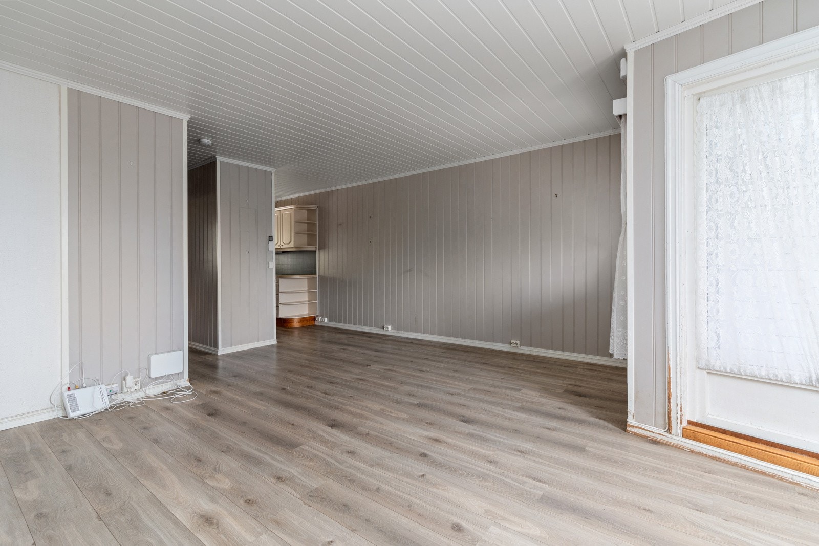 Åpen stue/spisestue med dør ut til balkong. Galleribilde