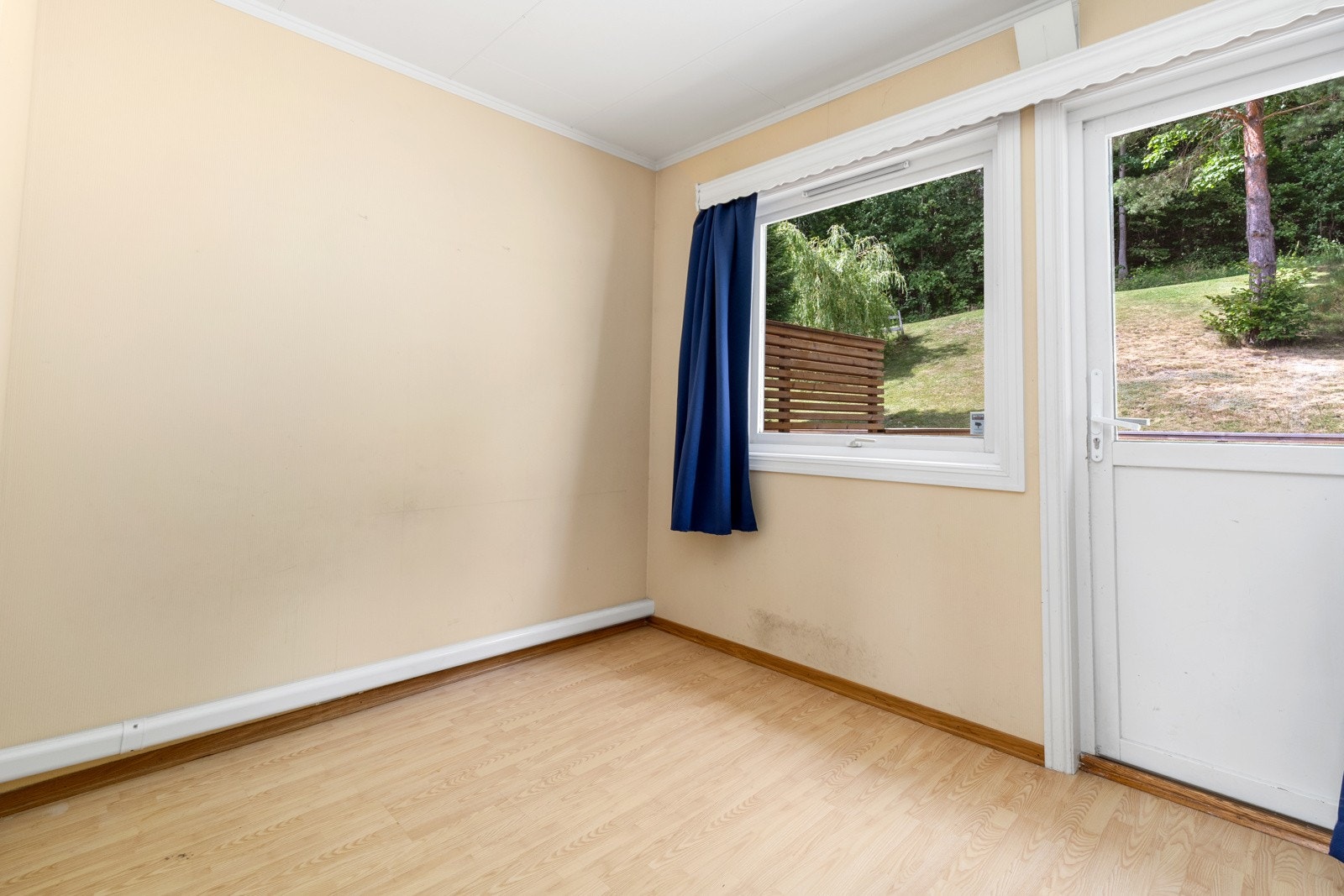 Soverom i 2. etasje med utgang til terrasse bak leiligheten. Galleribilde