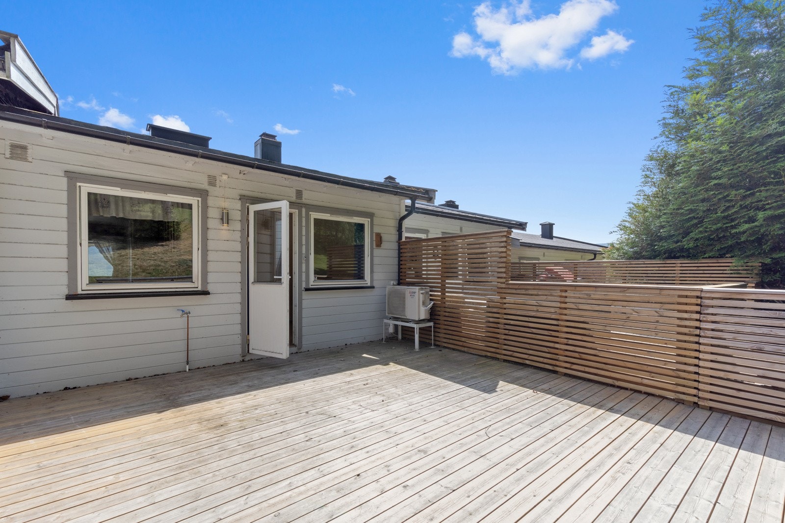 Terrasse på baksiden av leiligheten med utgang fra soverommet i andre etasje. Galleribilde