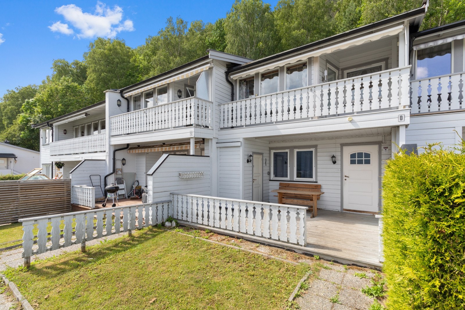 Koselig rekkehusleilighet beliggende i et rolig og barnevennlig nabolag på Solbergmoen i Drammen kommune. Inngangspartiet består av en innrammet platting med bod på venstre side og plass til en liten sittegruppe. Galleribilde