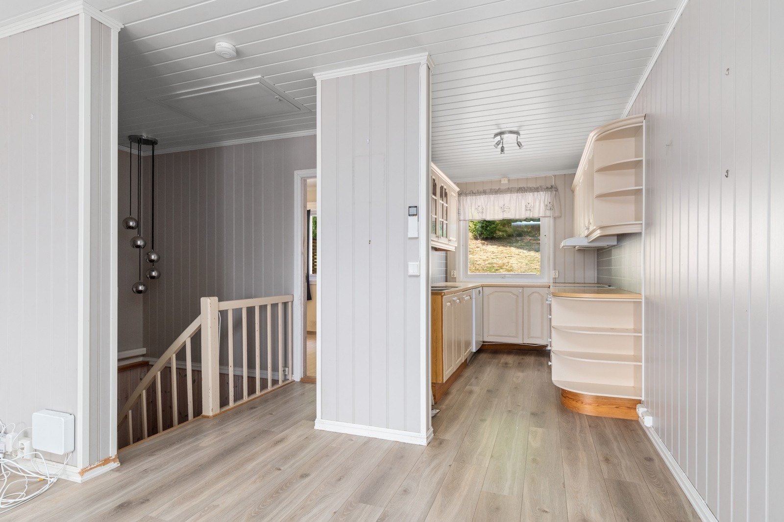 Leilighetens kjøkken har delvis åpen løsning. Over- og underskap som gir godt med skapplass. Galleribilde