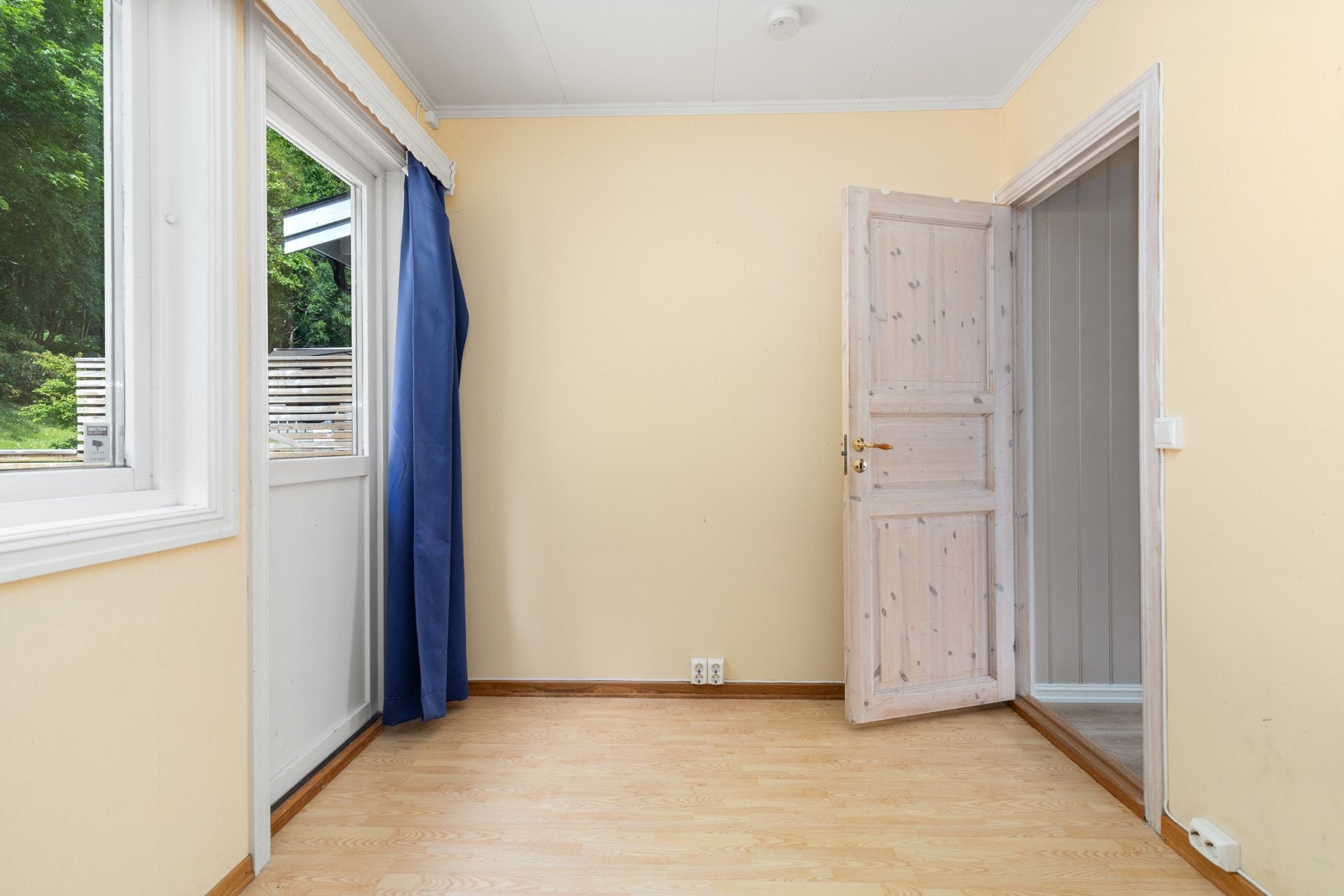 Soverom i 2. etasje med utgang til terrasse bak leiligheten. Galleribilde