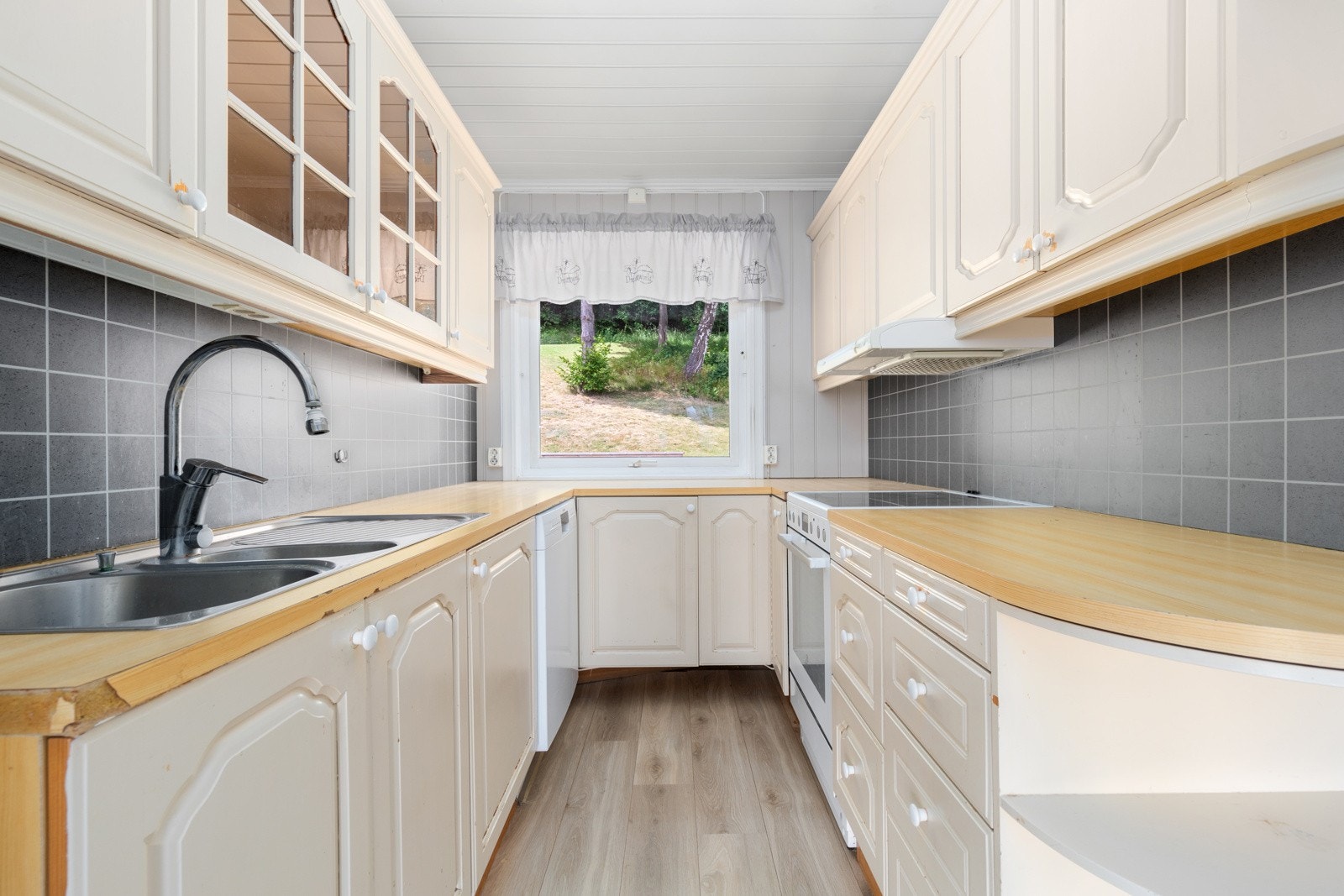 Innredningen er fra byggeår med profilerte fronter, benkeplate av laminat med nedfelt oppvaskkum. Galleribilde