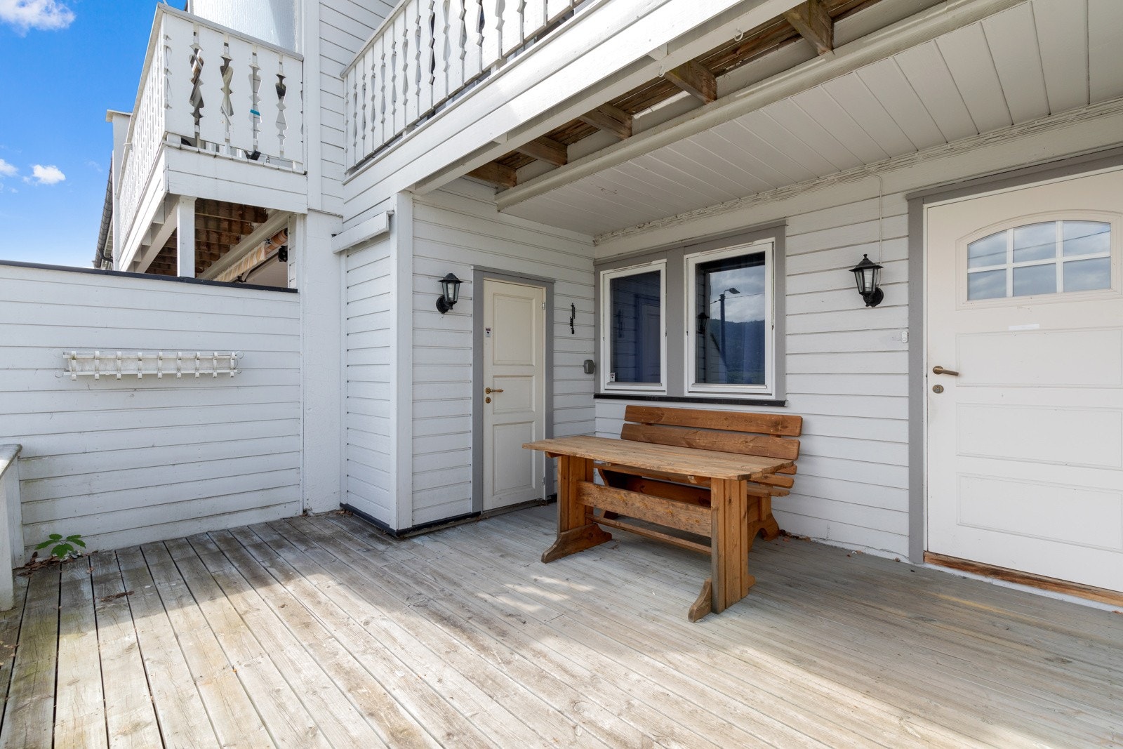 Entré/inngangsparti med bod og plass til en liten sittegruppe. Galleribilde