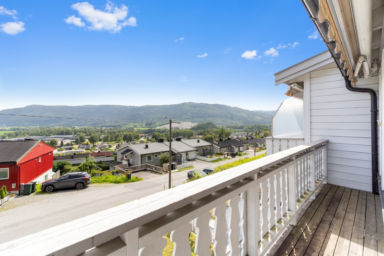 Balkongen er på ca. 7 kvm og har plass til å sitte og nyte utsikten. Galleribilde