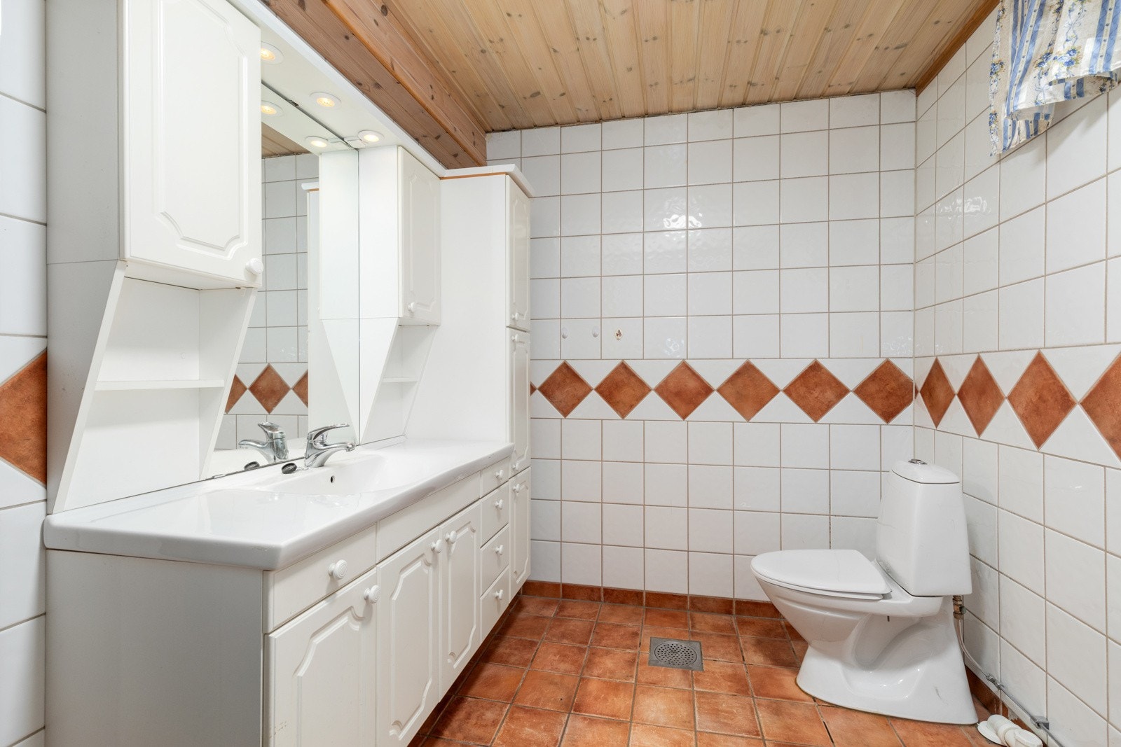 Bad med varme i gulv, vegghengt servantinnredning og opplegg for vaskemaskin. Mekanisk avtrekksvifte i vegg. Galleribilde