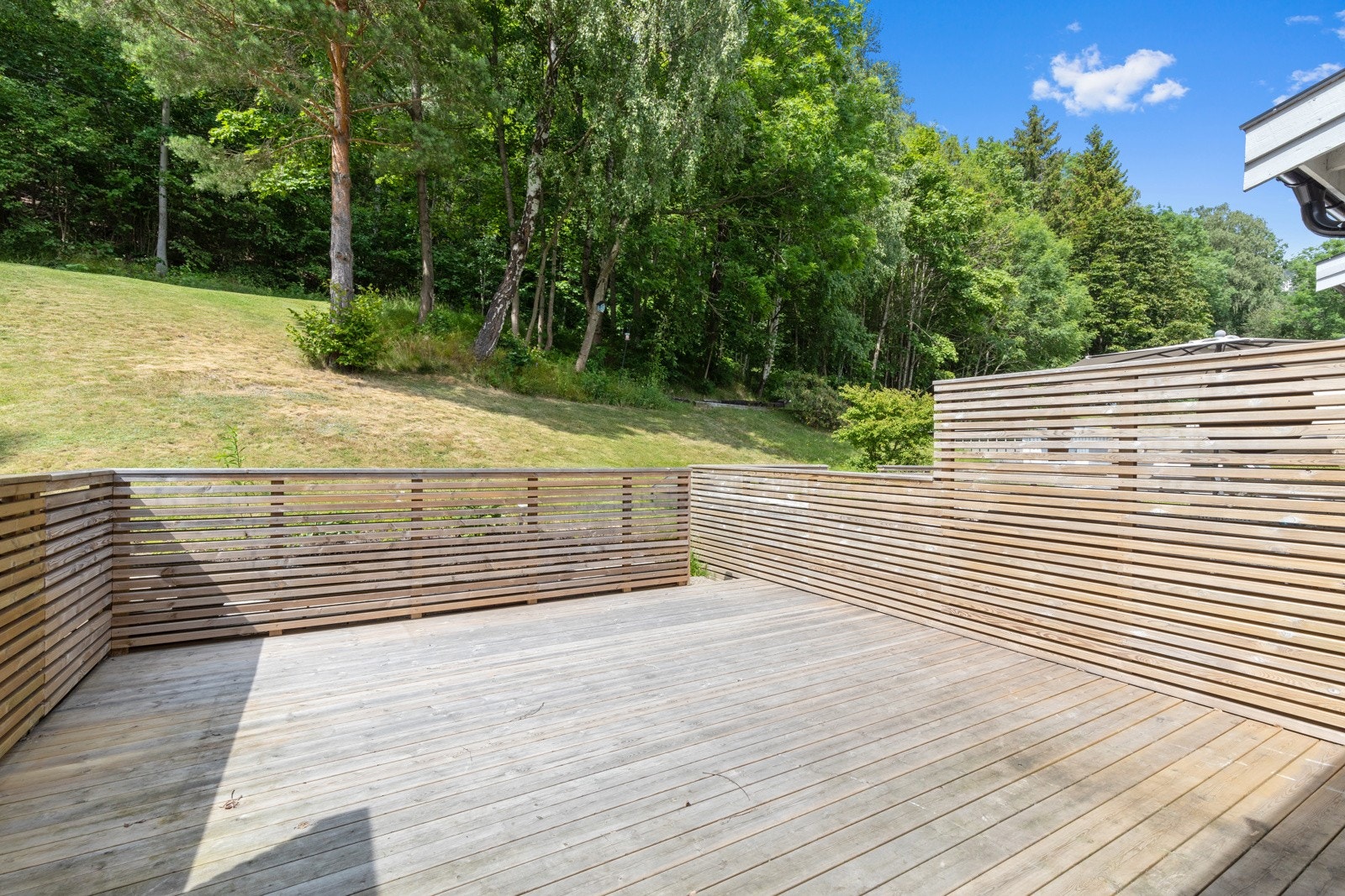 Romslig inngjerdet terrasse bak leiligheten med god plass til utemøbler. Galleribilde