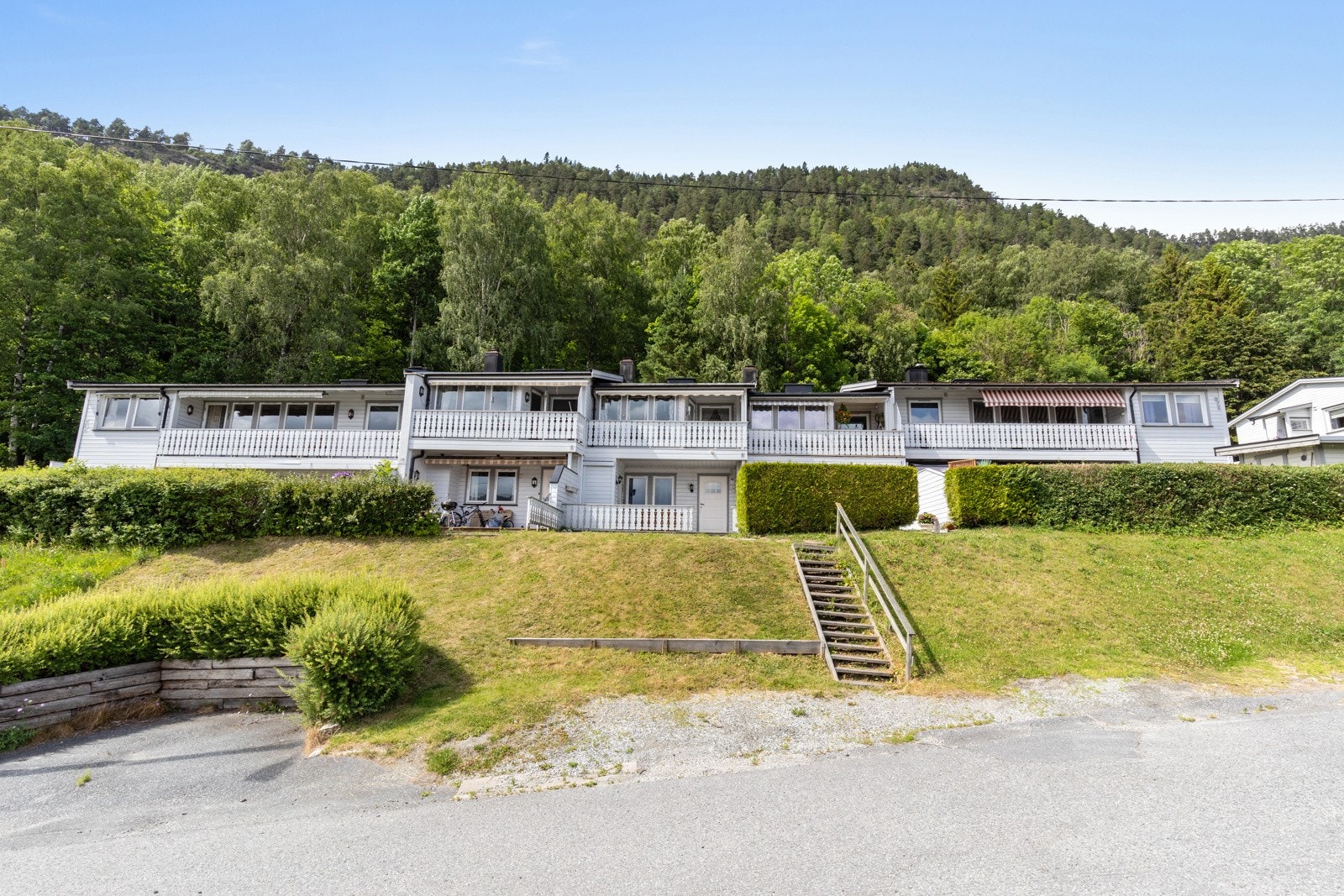 Leiligheten ligger til venstre for trappen. Galleribilde