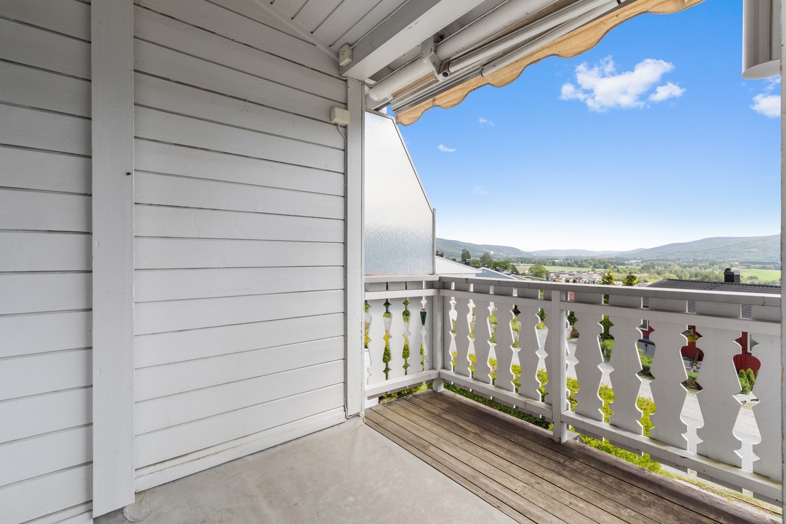 Balkong med flott utsikt ut mot Drammenselva og Drammen. Galleribilde