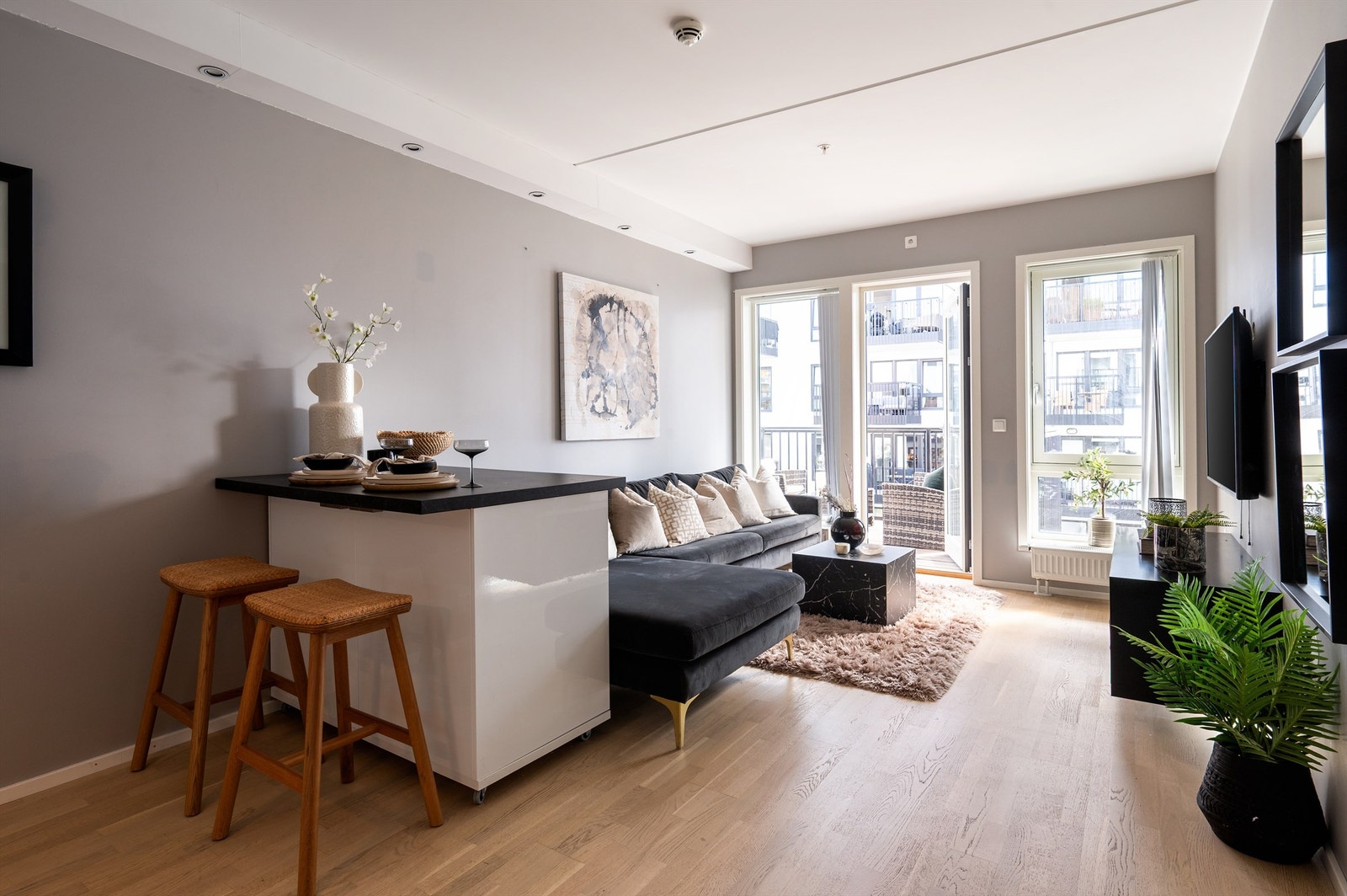 Det er store vindusflater som slipper inn rikelig med lys og som bidrar til å skape en luftig følelse i leiligheten. Galleribilde