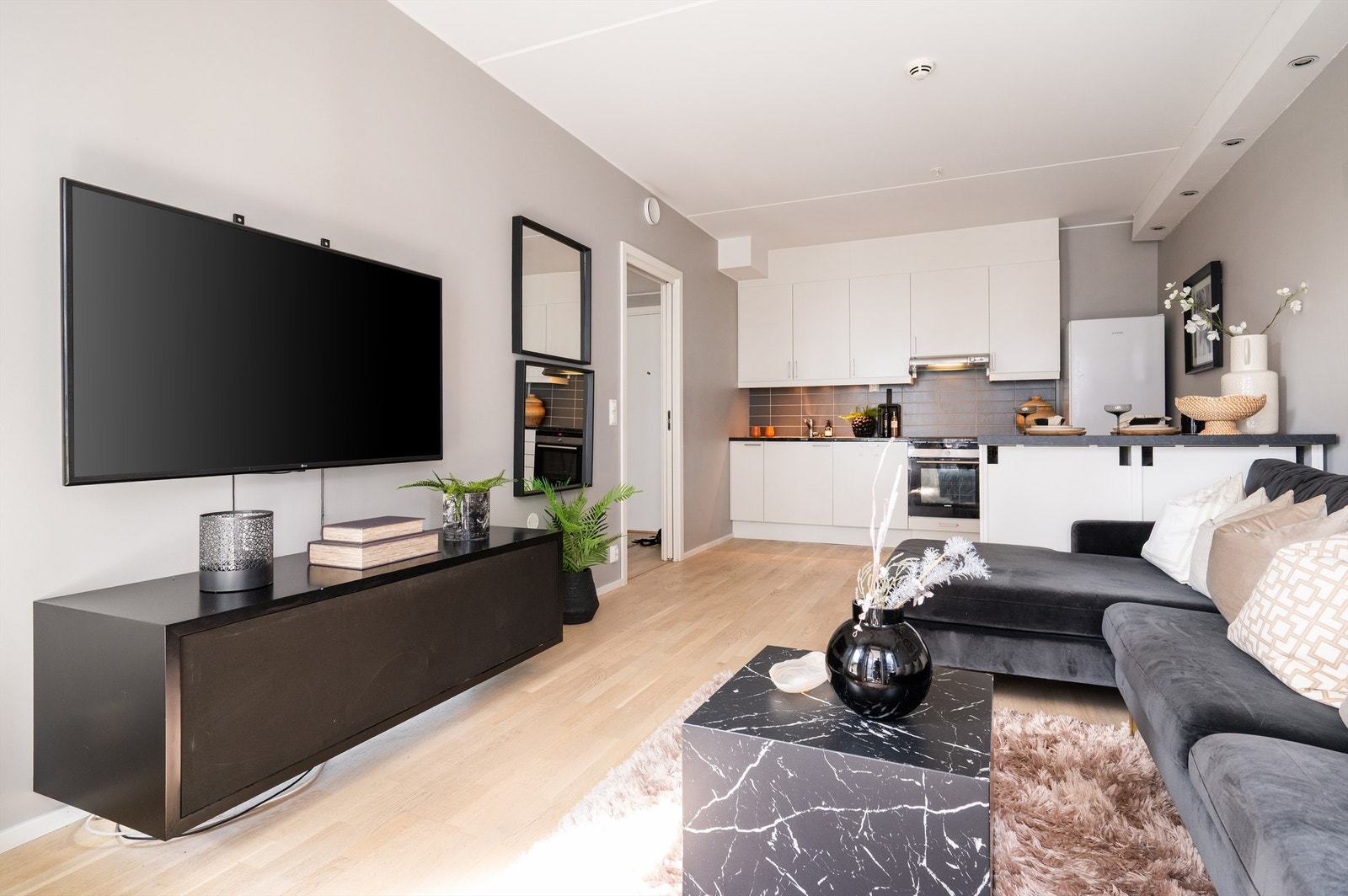 Stuen er romslig med god planløsning og kan enkelt innredes med en hyggelig sofagruppe med tilhørende sofabord og annet ønskelig stuemøblement. Galleribilde