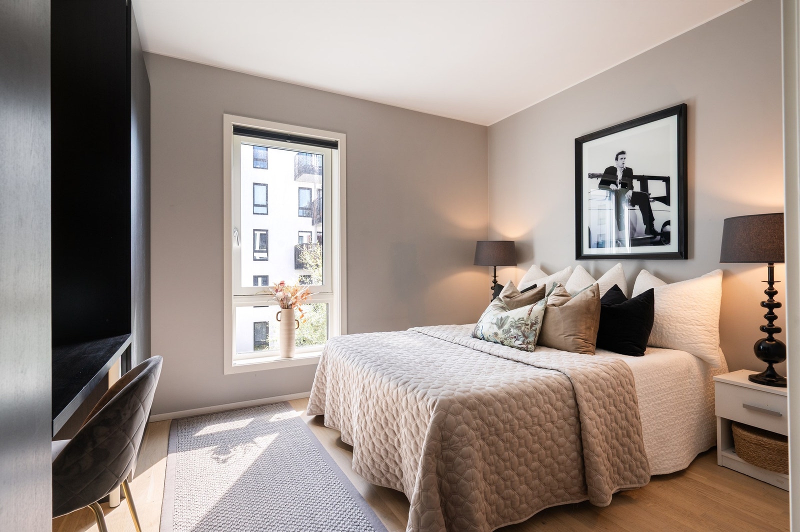 Soverommet er romslig og behagelig. Et veldig hyggelig rom å trekke seg tilbake til etter en lang dag Galleribilde