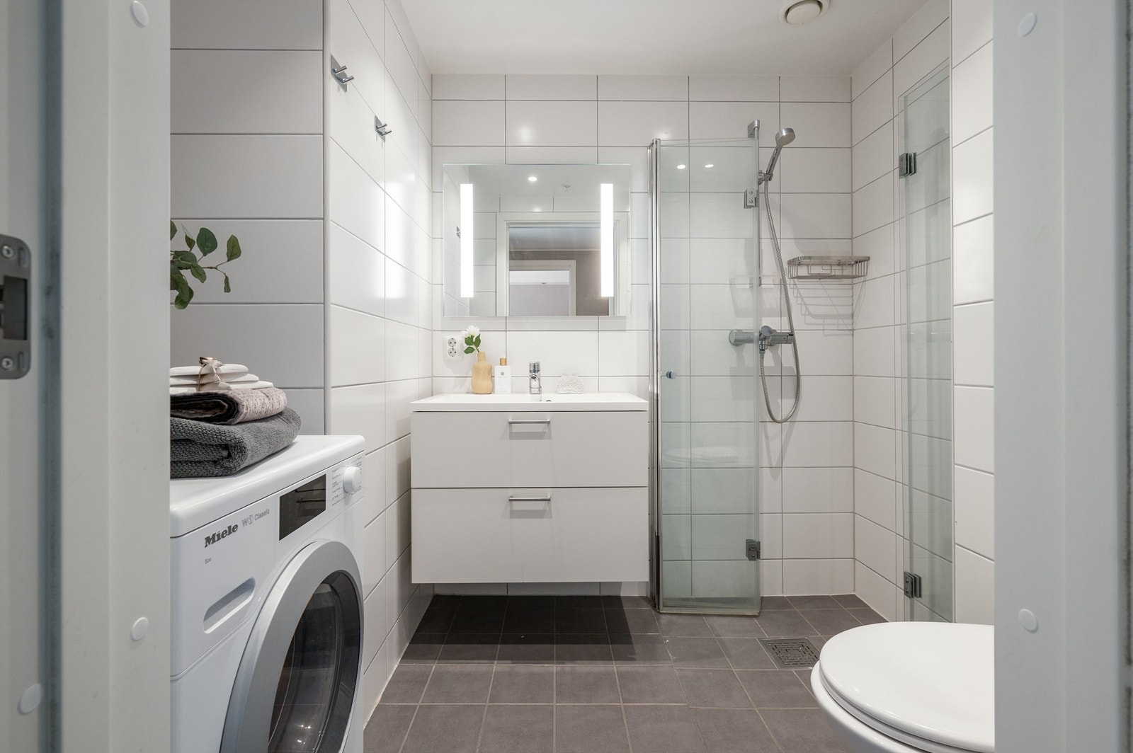 Delikat og pent flislagt bad med varme i gulvet Galleribilde