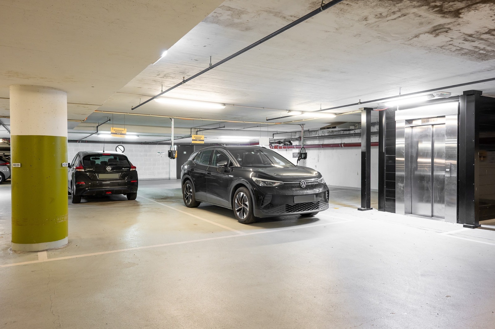 Medfølgende garasjeplass med el-lader Galleribilde