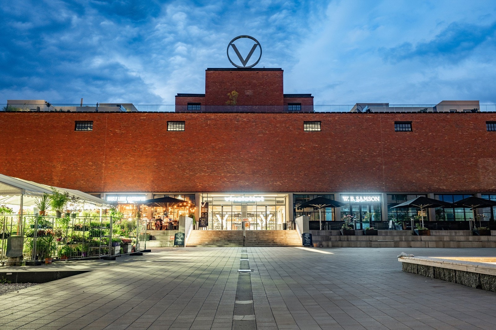 Vinslottet er rett rundt hjørnet og byr på hyggelige kafeer, restauranter, gastro-pub, frisører, dagligvare mm Galleribilde