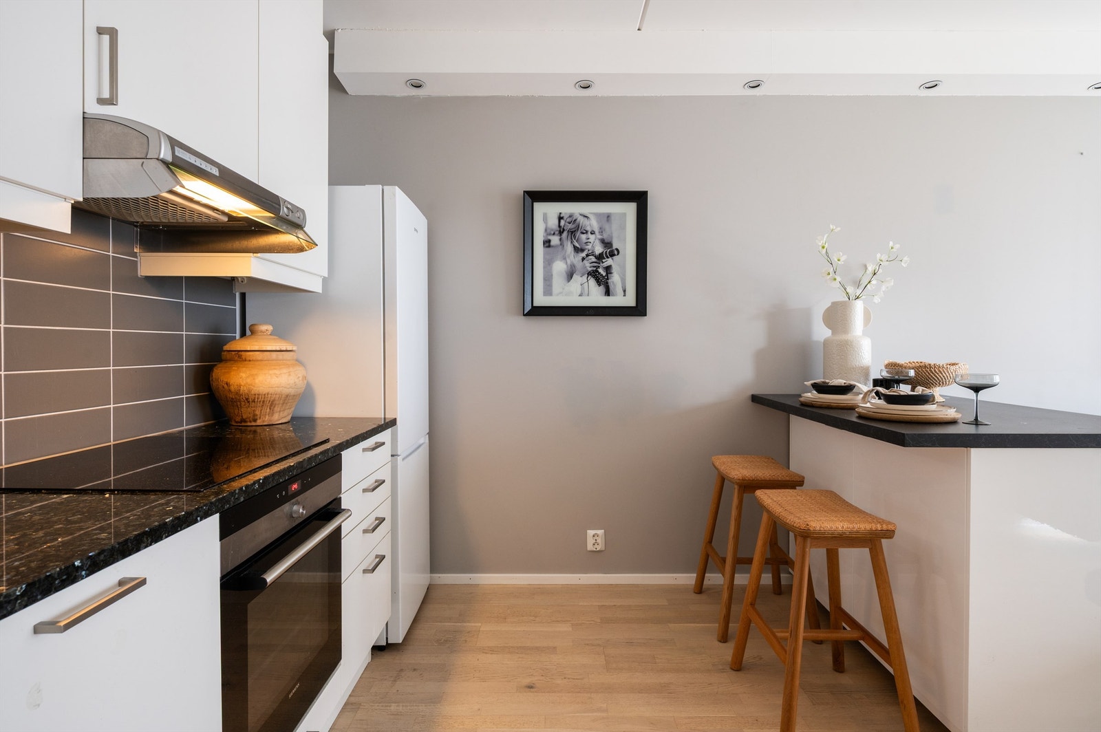 For mange er kjøkkenet det viktigste rommet i boligen. Her er kjøkkenet holdt i en åpen løsning mot stuen der du har god kommunikasjon med gjestene mens middagen lages. Galleribilde