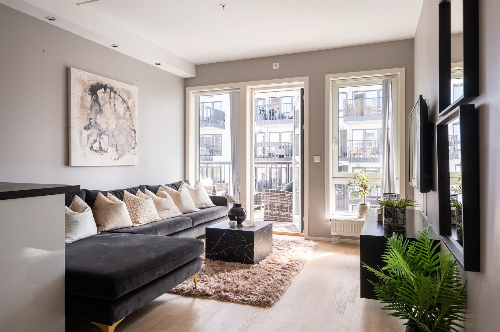 Boligen er malt i en inviterende og moderne tone, og har en god planløsning med soner som er enkle å møblere. Galleribilde