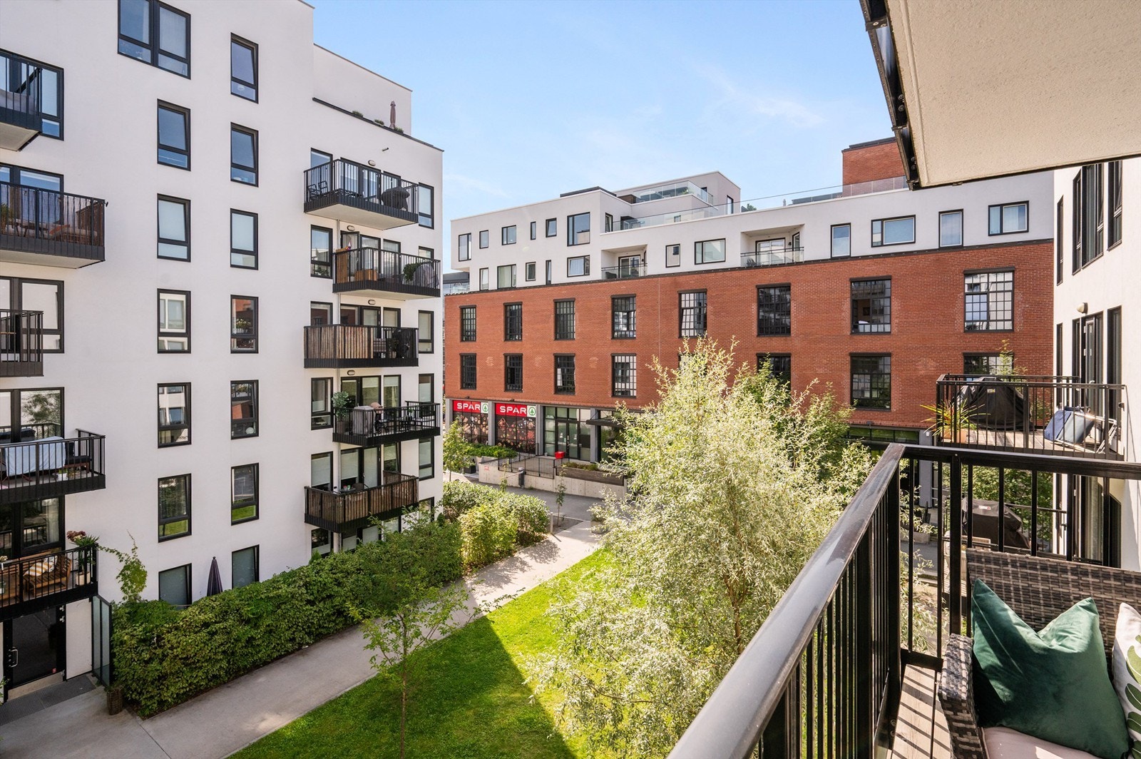 Fra stuen er det utgang til leilighetens sydøstvendte balkong på ca. 7 kvm Balkongen føles som en naturlig forlengelse av stuen. Galleribilde