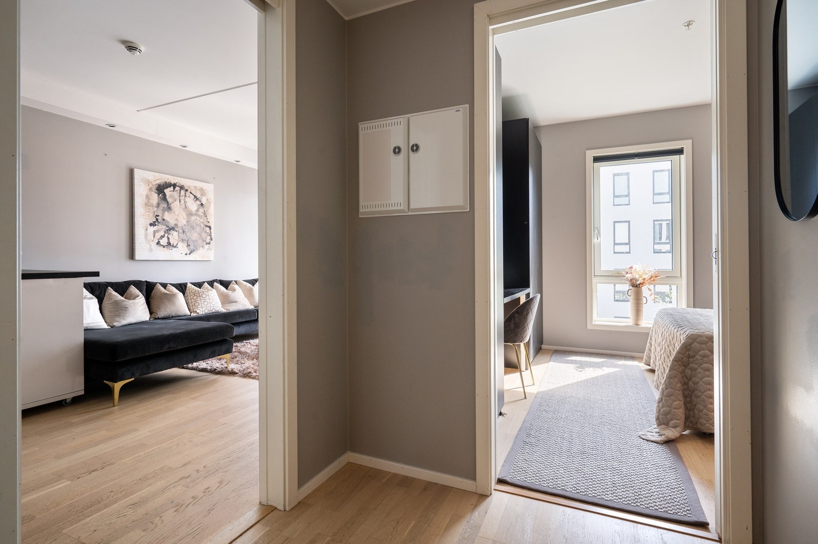 Entréen er boligens knyttepunkt, herfra har man tilgang til alle rom. Galleribilde