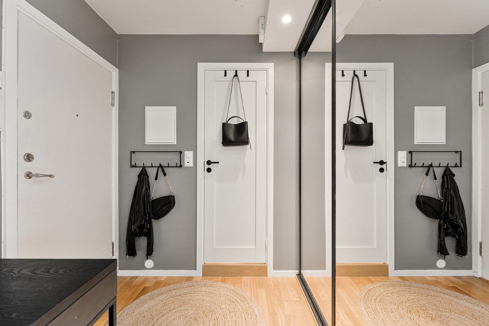 Hyggelig entré med skyvedørsgarderobe Galleribilde