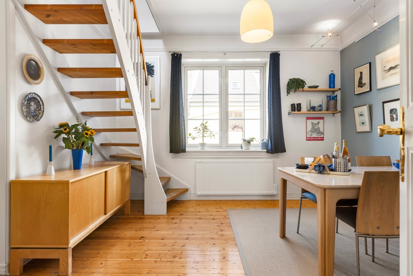 Hovedetasje med separat spisestue med trapp opp til loftsetasjen. Galleribilde