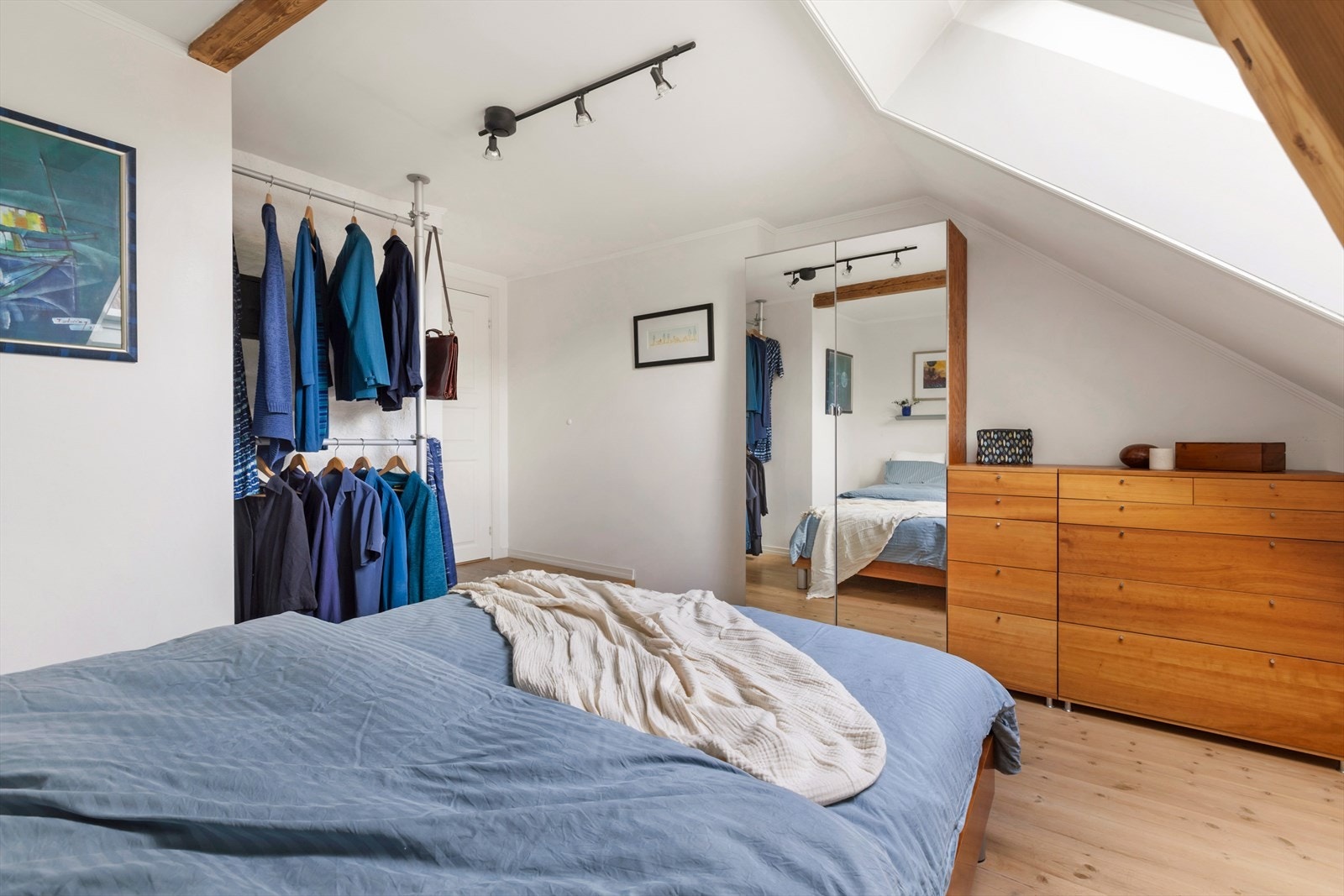 Stort soverom med takbjelker, takvindu og god plass til oppbevaring. Galleribilde
